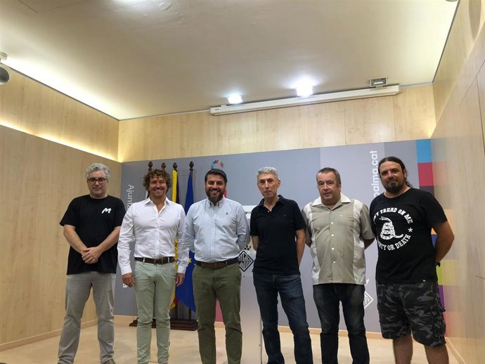 El regidor de Cultura, Javier Bonet, junto al equipo que organiza el Pop Rock 2023.