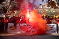 Un centenar de bombers voluntaris reclamen davant el Parlament "cobertura sanitria integral"