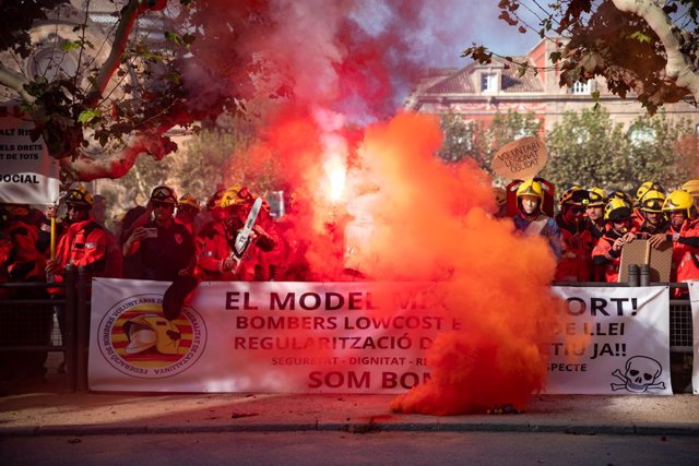 Un centenar de bombers voluntaris reclamen davant el Parlament "cobertura sanitària integral"