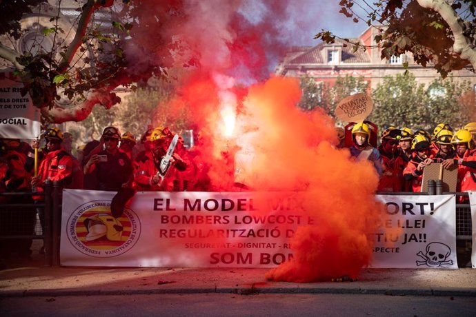 Un centenar de bombers voluntaris reclamen davant el Parlament "cobertura sanitria integral"