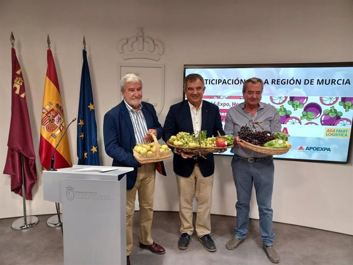 El Consejero En Funciones De Agua, Agricultura, Ganadería Y Pesca, Juan María Vázquez, Junto Con Los Representantes De Fecoam Y Apoexpa, En La Presentación De La Presencia Regional En La Feria Asia Fruit Logistica