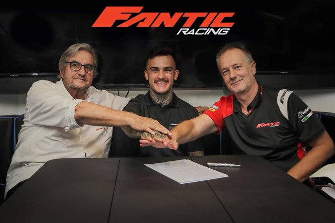 El español Aron Canet firmando su acuerdo con el Fantic Racing Team.