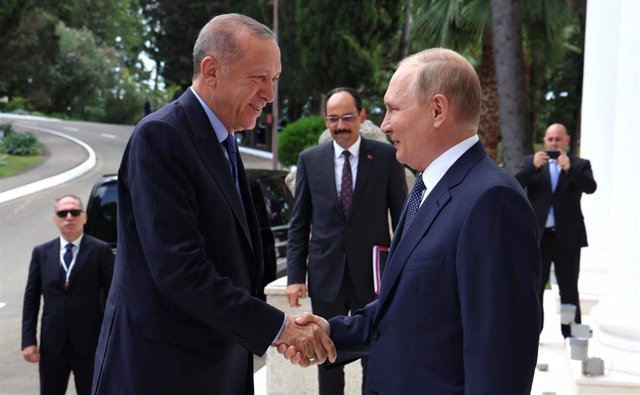 Archivo - El presidente de Rusia, Vladimir Putin, recibe en Sochi a su homólogo de Turquía, Recep Tayyip Erdogan, en agosto de 2022