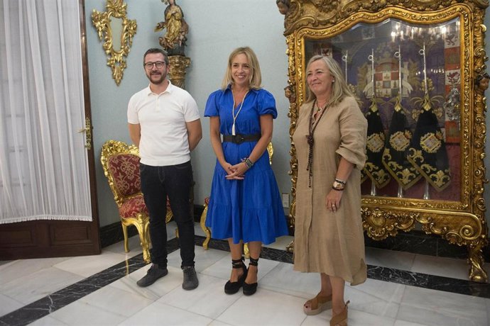 La presidenta de la Diputación Provincial de Cádiz, Almudena Martínez, mantiene una reunión institucional con la presidenta de Cruz Roja Española en Cádiz, Carmen de Lara