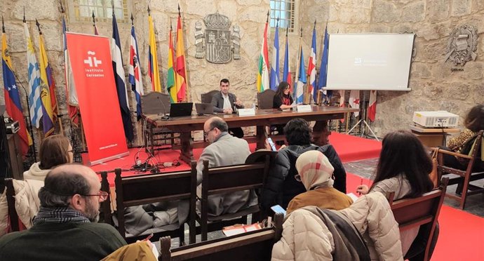 Archivo - El director artístico de Voces de la Lengua, Ignacio García, al exponer el  programa cultural