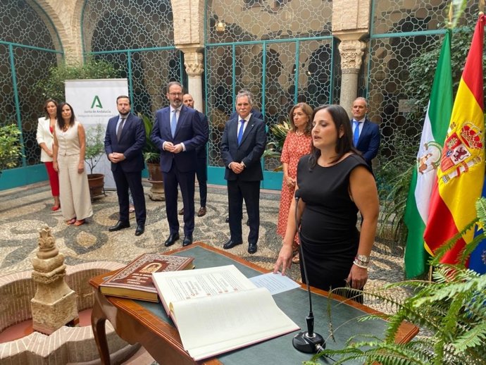 La nueva delegada de Fomento, Articulación del Territorio y Vivienda de la Junta de Andalucía en Córdoba, María del Carmen Granados, durante su toma de posesión.