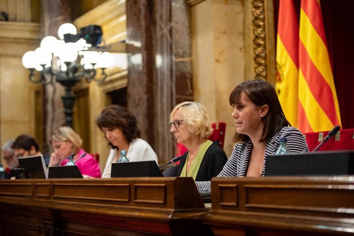 La secretaria segunda de la Mesa, Aurora Madaula, lee la declaración de la Junta de Portavoces en el pleno del Parlament.