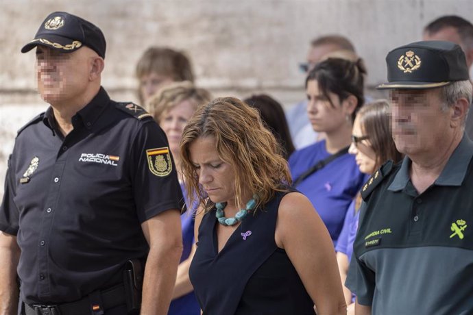 La delegada del Gobierno en la Comunitat Valenciana, Pilar Bernabé, acompañada de un agente de la Policía Nacional y otro de la Guardia Civil, tras guardar un minuto de silencio para condenar el crimen machista de Raquel en Alzira.