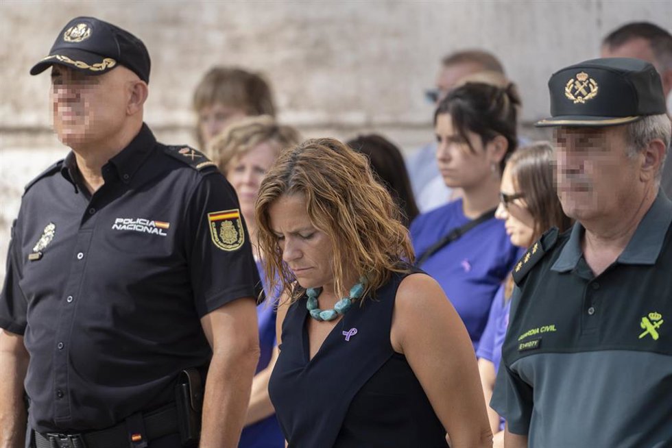 La delegada del Gobierno en la Comunitat Valenciana, Pilar Bernabé, acompañada de un agente de la Policía Nacional y otro de la Guardia Civil, tras guardar un minuto de silencio para condenar el crimen machista de Raquel en Alzira.