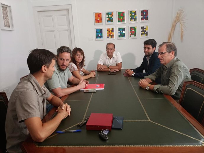 El alcalde Rafael Mateos y el potavoz Ángel Orgaz se reúnen con los portavoces de los grupos de la oposición para dar a conocer la gestión sobre los casos de legionela en la ciudad