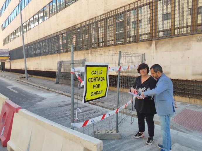 Ana Alegre visita las obras junto al concejal de Hacienda, Javier Muñoz.