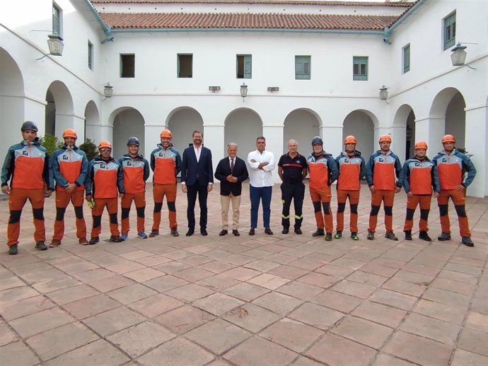 El presidente de la Diputación de Córdoba, Salvador Fuentes (centro), junto a miembros de la Unidad de Rescate en Altura y del Consorcio de Bomberos.