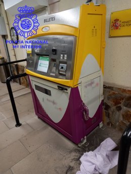 Cajero dispensador de billetes de tren en la estación de Torrelavega