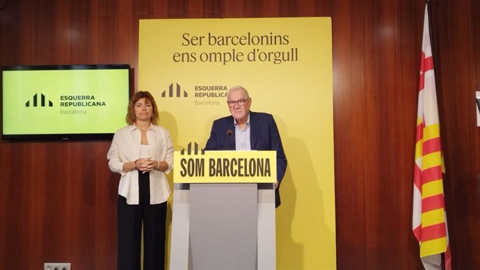 El líder d'ERC a l'Ajuntament de Barcelona, Ernest Maragall, junt amb la portaveu del grup, Elisenda Alamany, en roda de premsa aquest divendres