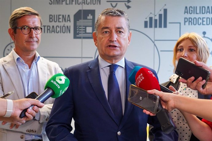 El consejero de la Presidencia, Interior, Diálogo Social y Simplificación Administrativa, Antonio Sanz, atiende a los medios de comunicación tras la visita a la (UAP), a 1 de septiembre de 2023, en Sevilla, (Andalucía, España).  El consejero de la Presi