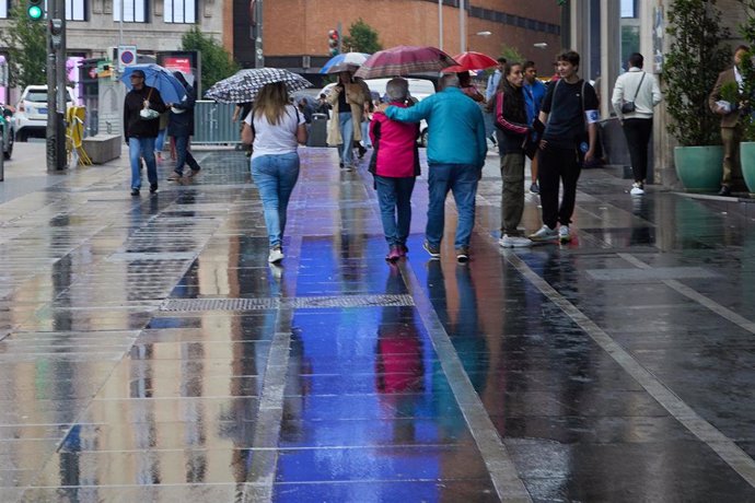 Archivo - Varias personas con paraguas caminan por el centro de Madrid, a 7 de junio de 2023, en Madrid (España). 