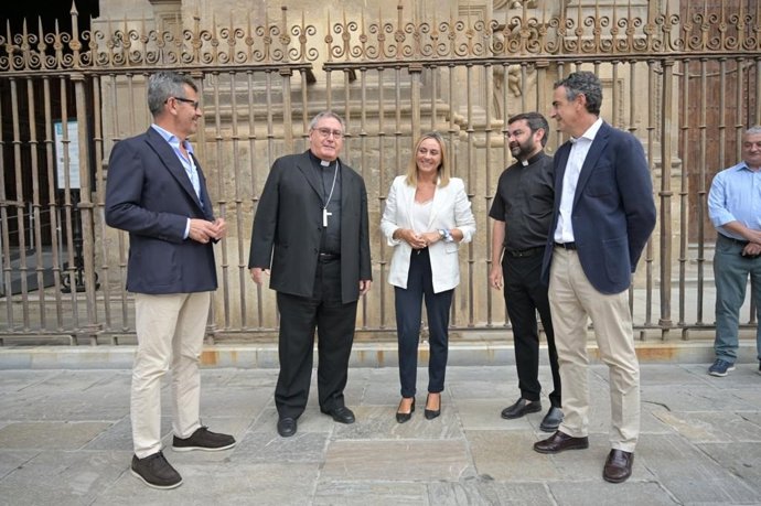 Visita al inicio de las labores de iluminación exterior de la Catedral de Granada.
