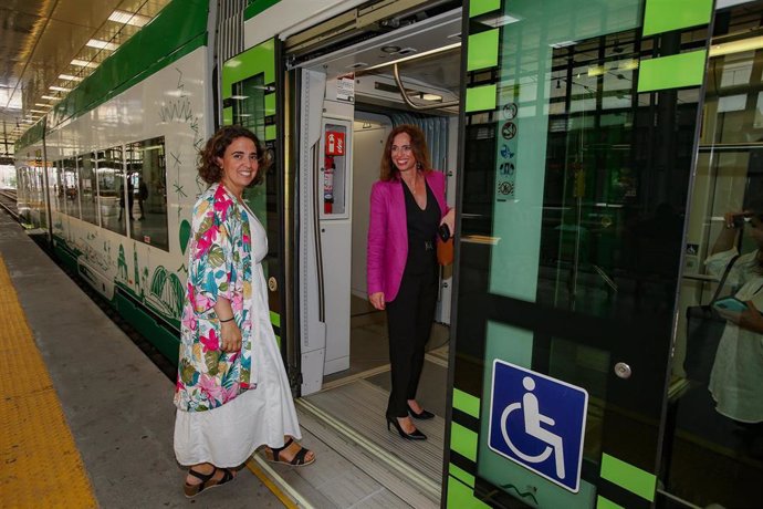 Archivo - La consejera de Fomento, Articulación del Territorio y Vivienda, Rocío Díaz, en el Trambahía de Cádiz