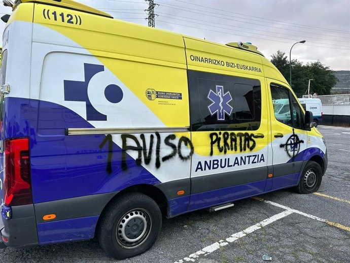 Una de las ambulancias que ha sufrido pintadas esta pasada madrugada.