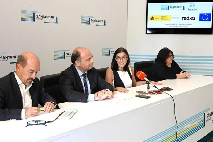 La alcaldesa de Santander, Gema Igual, y el director de Servicios Públicos Digitales de Red.Es, Francisco Javier García Vieira, informan de los avances del proyecto 'Santander Smart Citizen'