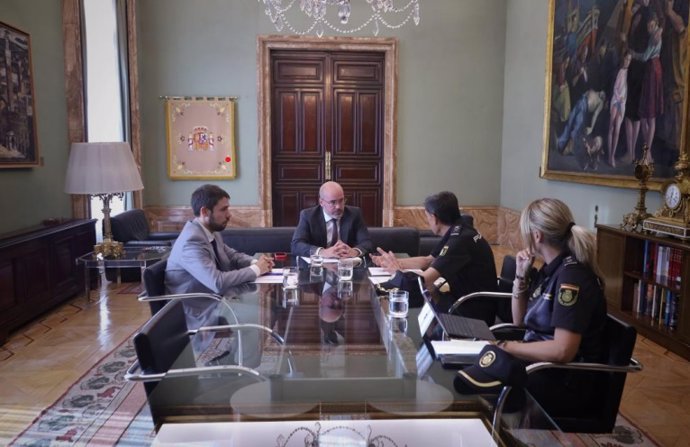 El delegado del Gobierno en Madrid, Francisco Martín Aguirre, ha mantenido esta mañana una reunión con el jefe superior de la demarcación de Policía Nacional de Madrid, Manuel Soto Seoane, acompañado de su jefa de gabinete, Lorena Curros Vázquez.