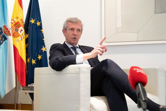 El presidente de la Xunta de Galicia, Alfonso Rueda, durante una entrevista para Europa Press, a 2 de agosto de 2023, en Santiago de Compostela