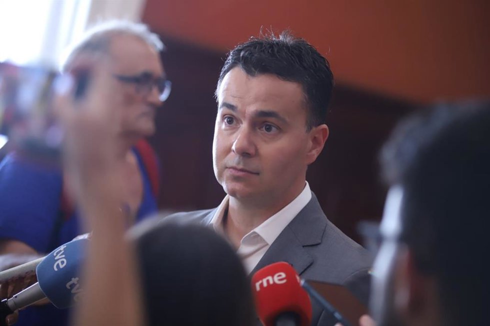 El ministro de Industria, Turismo y Comercio en funciones, Héctor Gómez, atiende a los medios de comunicación en Teneirfe para dar cuenta de los datos de visitantes en el mes de julio