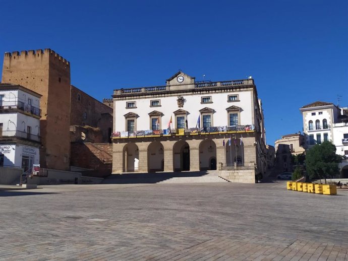 Archivo - Fachada del Ayuntamiento de Cáceres y Plaza Mayor