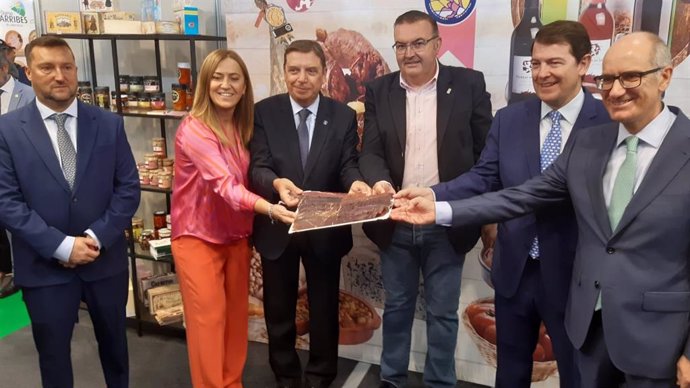 El diputado Roberto Aller, en el centro de la imagen junto al ministro de Agricultura, Luis Planas, y el presidente de la Junta de Castilla y León, Alfonso Fernández Mañueco, durante la visita de las autoridades al stand de la Diputación de León en Sala