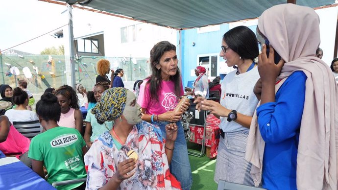 La Consejera De Igualdad, Justicia Y Políticas Sociales Del Gobierno Vasco, Nerea Melgosa, Visita, De La Mano De Zaporeak, Los Locales De La ONGD When We Band Together.