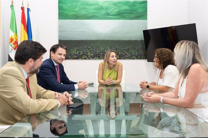 María Guardiola, acompañada por Abel Bautista, en la reunión con Patro Sánchez, Encarna Chacón y Javier Peinado en la que han hablado sobre la concertación social.