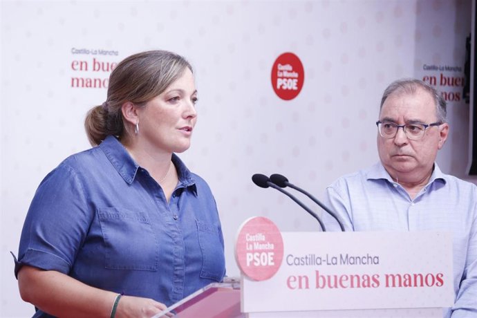 La sede regional del PSOE la portavoz socialista de Igualdad en las Cortes de Castilla-La Mancha, Charo García Saco, y el diputado socialista Fernando Mora.