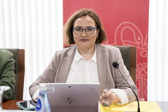 Archivo - La Vicerrectora de estudiantes de la Universidad Complutense, Rosa Ma. De La Fuente Fernández, durante una rueda de prensa el día que comienza el acceso a las pruebas de acceso de la EvAU 2023, en la Universidad Complutense (UCM), a 5 de junio