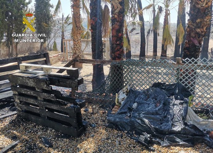 Restos de objetivos de una parte de la finca tras ser afectados por el fuego