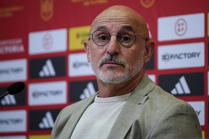 Archivo - Luis de la Fuente, seleccionador nacional de fútbol, en rueda de prensa