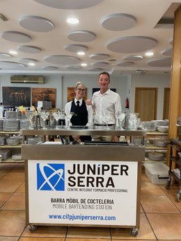 La alumna Elsa Delgado con el director general de FP y FPF, Rafael Maura.