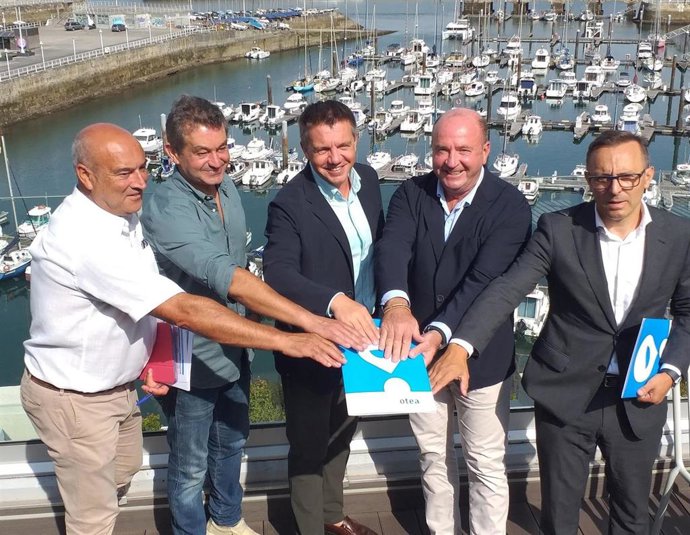 Presidente de Otea y vicepresidentes, José Luis Álvarez Almeida, Javier Martínez y Fernando Corral, respectivamente, el vicepresidente de Campings de Asturias, Tony Amieva, y el presidente de ARCA, Jaime García.