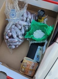 Detenidos en Marbella dos hombres que transportaban en un vehículo 70 bellotas de hachís ocultas en una caja de zapatos