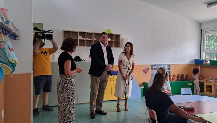 El delegado Francisco Alonso visita el centro de Educación Infantil 'La Esmeralda', en Almería
