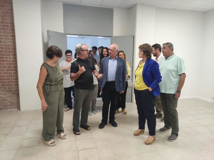 La consellera d'Educació de la Generalitat, Anna Simó, visita a les obres de l'Institut Escola Arts de Barcelona al costat del regidor d'Educació, Persones Grans i Pla de Barris de l'Ajuntament de la capital catalana, Lluís Rabell