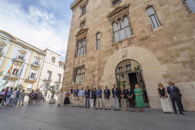 Concentración ante el Palau de la Generalitat por el crimen machista de Alzira