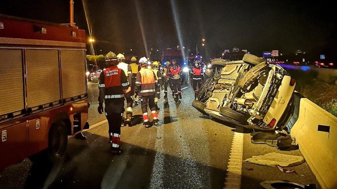 Los Bomberos de Palma rescatan a un conductor atrapado en su vehículo tras un accidente