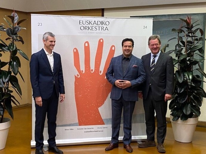 Archivo - El director general de Euskadiko Orkestra, Oriol Roch, y el director titular, Robert Treviño, y el consejero de Cultura y Política Lingüística y portavoz del Gobierno Vasco, Bingen Zupiria