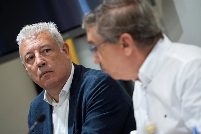 El secretario autonómico de Educación, Daniel McEvoy (i), y el conseller de Educación, Universidades y Ocupación, José Antonio Rovira (d), durante una rueda de prensa