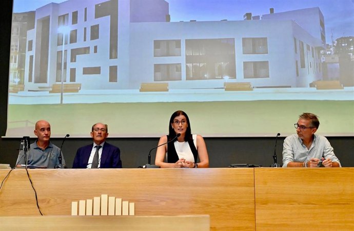 La alcaldesa de Santander, Gema Igual, y el concejal de Vivienda, César Díaz, presiden el sorteo de las 33 plazas de garaje de las VPO de Tabacalera