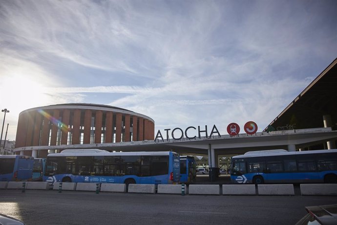 Varios autobuses en junto a la estación de Atocha-Almudena Grandes, a 1 de septiembre de 2023, en Madrid (España). Renfe ha puesto a la venta más de dos millones de plazas para viajar esta semana, hasta el domingo 3 de septiembre, en trenes AVE, Avlo, A