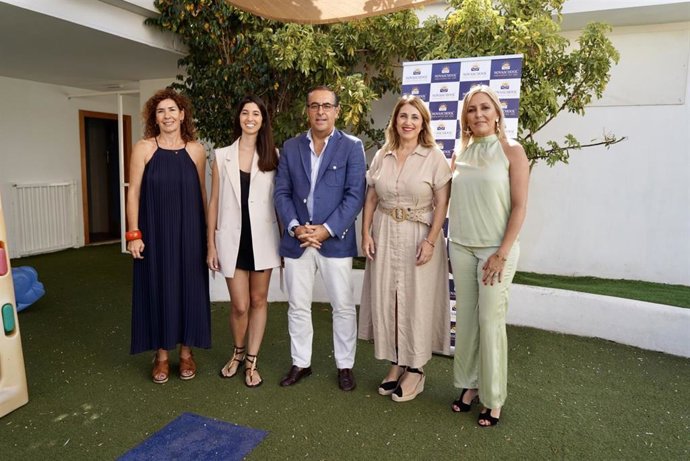 El delegado de Desarrollo Educativo y Formación Profesional y de Universidad, Investigación e Innovación, Miguel Briones, junto concejala delegada del Área de Educación, María Paz Flores, ha asistido este viernes comienzo del ciclo infantil