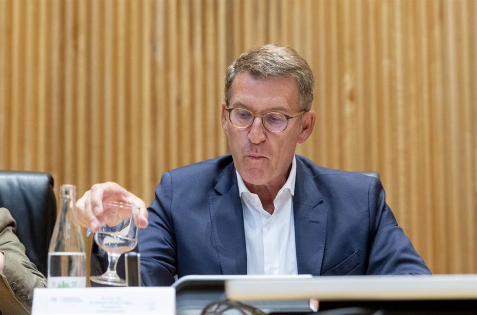 El presidente del Partido Popular, Alberto Núñez Feijóo, preside la reunión de los grupos parlamentarios del PP del Congreso y el Senado, en la Sala Ernest Lluch del Congreso de los Diputados, en Madrid (España). Feijóo reúne a sus diputados y senadores