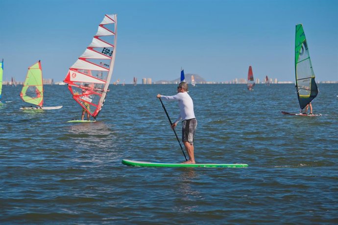 Archivo - Varias personas practican deporte en el Mar Menor 