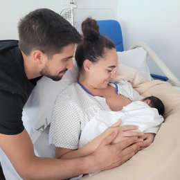 Familia junto a un recién nacido.